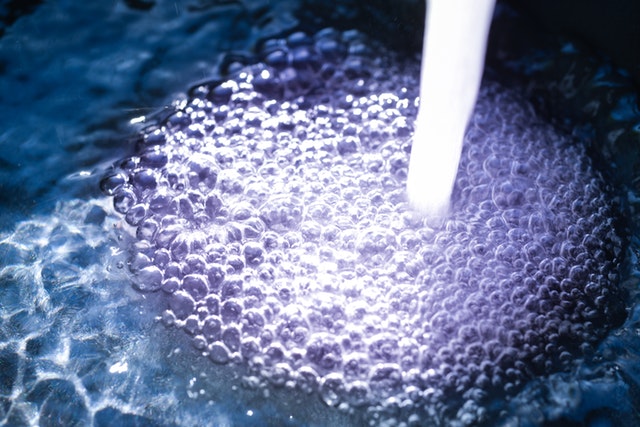 Agua purificada, sus beneficios y diferencias con el agua potable