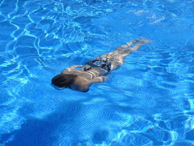 llenado de piscina con agua