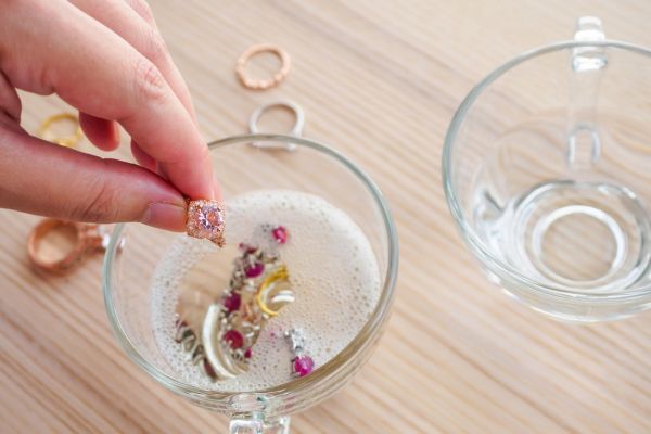 Limpieza de Joyas: conserva su brillo con agua destilada