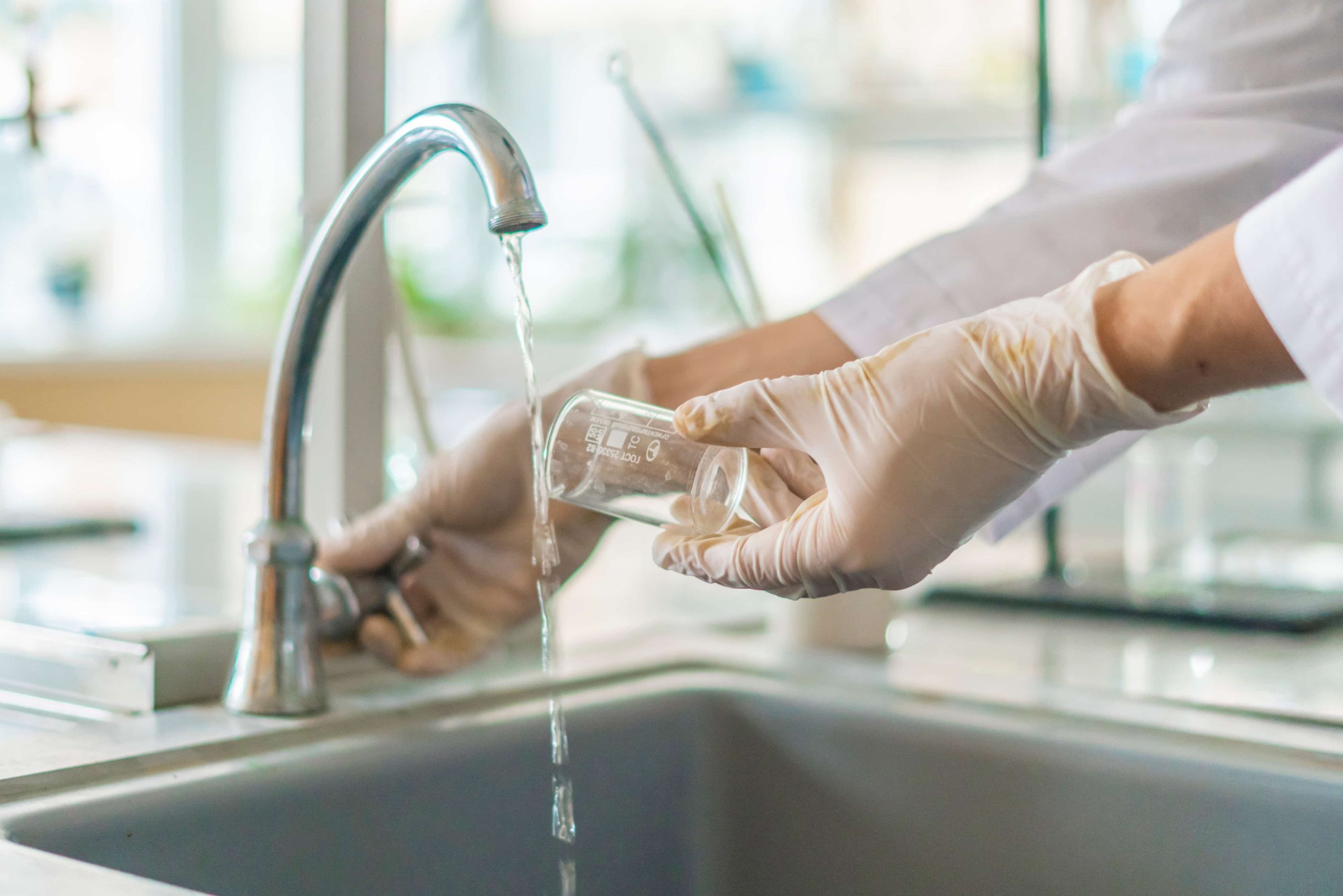 agua-para-uso-en-laboratorios